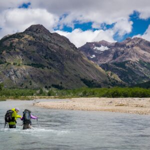 Vadeando el río La Gloria - Valle Hermoso, Parque Nacional Patagonia Chile.