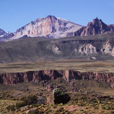 Paso Roballos, conectando los Parques Patagonia de Chile y Argentina. Monte Zeballos al centro y parte de la meseta del Lago Buenos Aires a la derecha.
